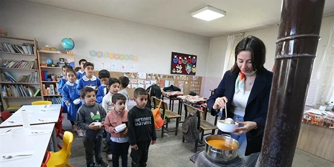 K�y ��retmeni 4 y�ld�r ��rencilerine s�n�fta sofra kuruyor