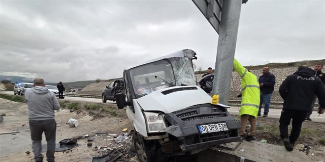 Minib�s �nce otomobile sonra tabelaya �arpt�: 1 �l� - Son Dakika Haber