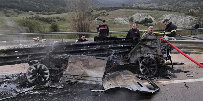 Afyonkarahisar'da feci kaza: 1 �l�, 1 yaral�