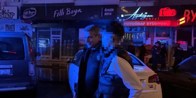 Sokak ortas�nda t�fekle dola�an �ocuk, kovalamaca sonucu yakaland� - Son Dakika Haber
