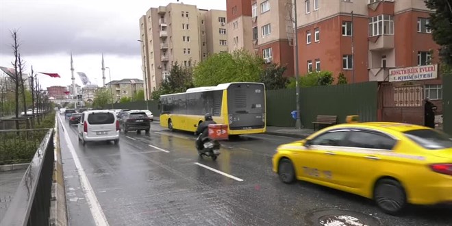 Durakta bekleyen m�hendis kamyonun alt�nda kalarak hayat�n� kaybetti