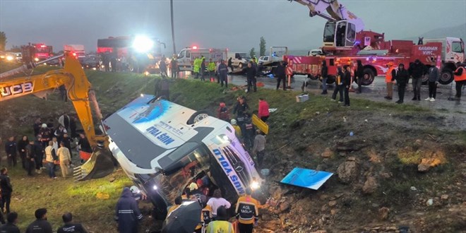 Malatya'da yolcu otob�s� �arampole devrildi - Son Dakika Haber