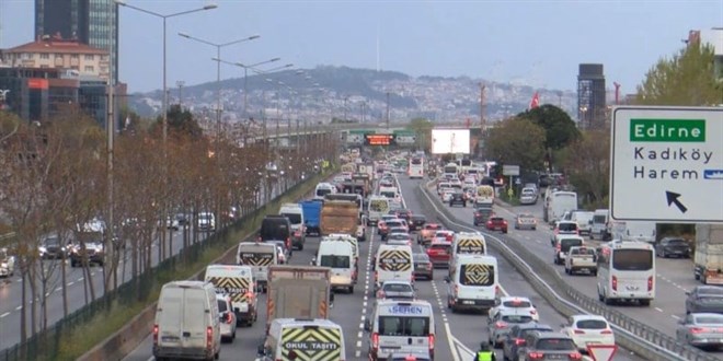 �stanbul'da haftan�n ilk i� g�n�nde trafik yo�unlu�u