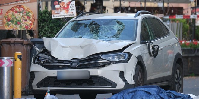 Almanya'da bir ara�, yayalar�n aras�na dald�: 2 �l�
