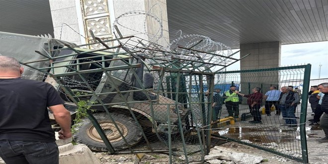 Hamzabeyli S�n�r Kap�s�'nda askeri ara� duvara �arpt�: 2 asker yaral� - Son Dakika Haber