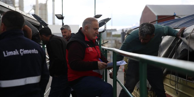 Bat� illerine g�nderilen kurbanl�klar Erzurum'da s�k� kontrolden ge�iriliyor