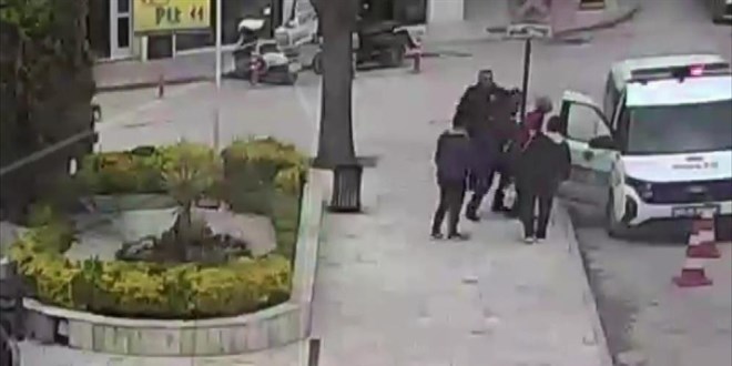 Bo�az�na yiyecek ka�an s�r�c�y� polisin Heimlich manevras� kurtard�