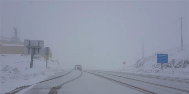Bayburt'ta ilkbaharda kar manzaras� - Son Dakika Haber