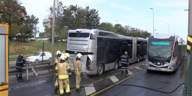 �stanbul'da metrob�s�n motor k�sm�nda yang�n ��kt� - Son Dakika Haber