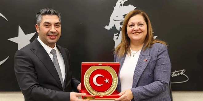 CHP'de Burcu K�ksal krizi: Merkez il�e y�netimi g�revden al�nd� - Son Dakika Haber