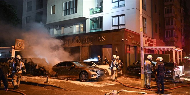 Kad�k�y'de oto galeride yang�n: 4 ara� kullan�lamaz hale geldi