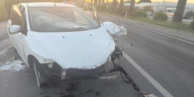 Mersin'de ref�je �arpan otomobildeki 3 ki�i yaraland�