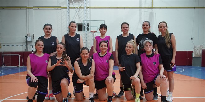 Sa�l�k�� anneler g�nd�z hastalara, ak�am parkede birbirine umut oluyor