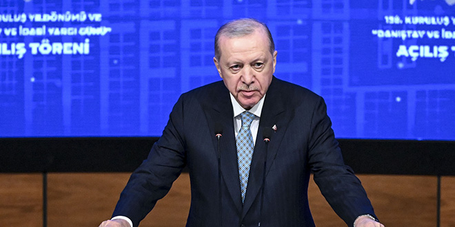 Erdo�an: Cumhur ile Cumhuriyet aras�na �ekilen dikenli telleri s�k�p att�k