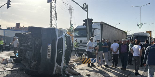 Kocaeli'de i��i servisi ile t�r�n �arp��t�: 1 ki�i �ld�