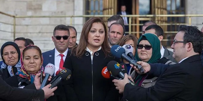 Burcu K�ksal: AK Parti'ye kat�l�yorum - Son Dakika Haber