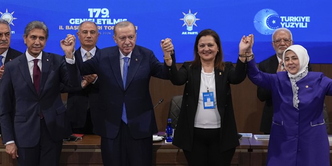 Burcu K�ksal Ak Partiye kat�ld�: Afyonkarahisar'da �o�unluk AK Parti'ye Ge�ti - Son Dakika Haber