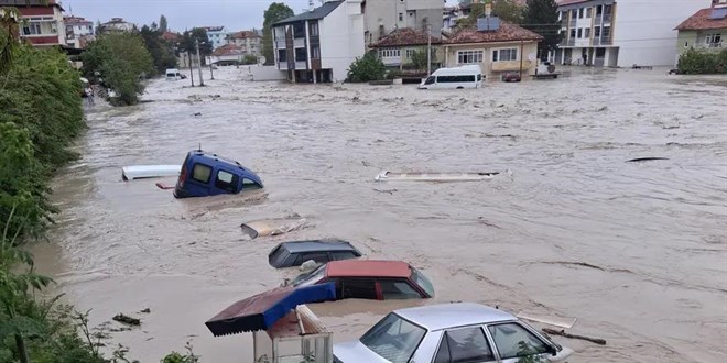 Samsun'da sa�anak dereleri ta��rd�. Ara�lar selde s�r�klendi, evleri su bast�