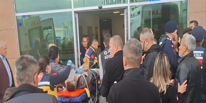 2 aile aras�nda silahl� kavga: Amca �ld�, ye�eni a��r yaral�