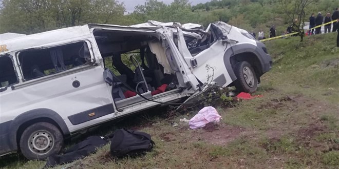 Yozgat'ta kahreden kaza: ��renci servisi devrildi, 3 can kayb�!