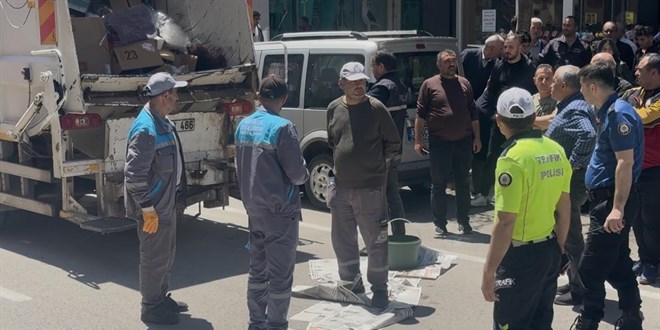 Isparta'da ��p toplama kamyonuna s�k��an i��i �ld�