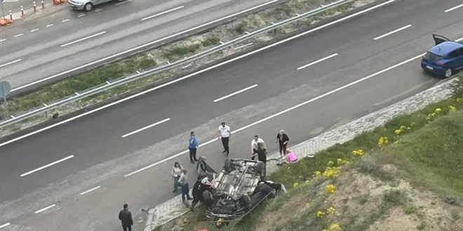 Ankara'da kontrolden ��kan ara� takla att�. Yaral�lar var