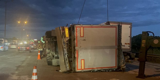 Pendik'teki t�r kazas� trafi�i aksatt�