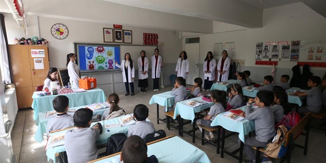 Gen� sa�l�k��lar k�ylerdeki �ocuklara ilk yard�m e�itimi verdi