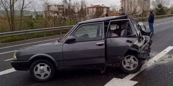 Minib�s park halindeki otomobile �arpt�: 3 �l� - Son Dakika Haber