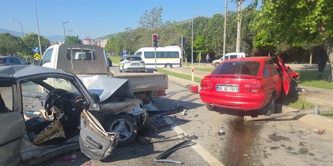 Bursa'da zincirleme kaza: 1 �l�, 4 yaral� - Son Dakika Haber
