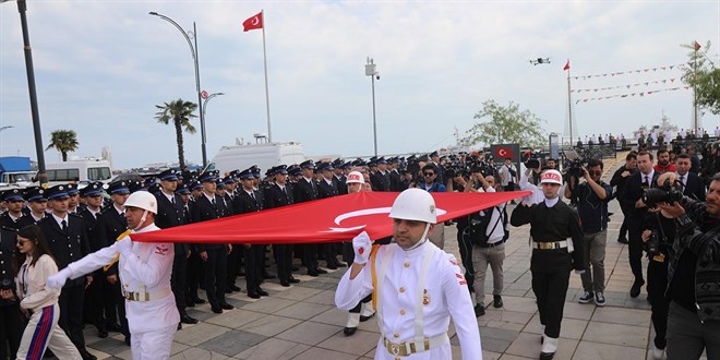 Atat�rk'� temsil eden bayrak Samsun'da karaya ��kar�ld�