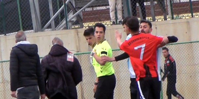 Hakeme yumruk atan futbolcunun tak�m�, h�kmen ma�lup - Son Dakika Haber