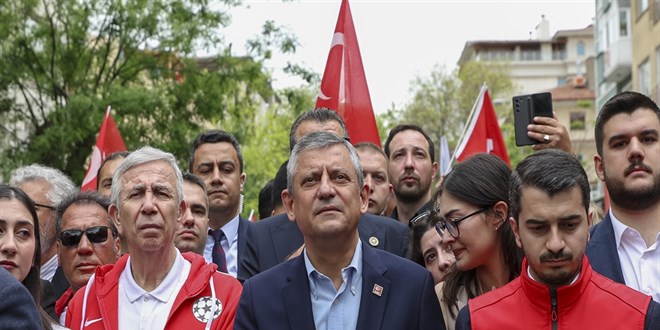 �zg�r �zel: T�rkiye'de siyaset �ok ya�l�, ben dahi �ok ya�l�y�m