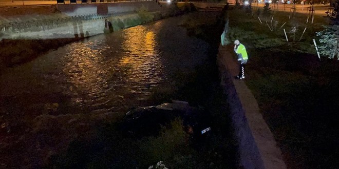 Otomobil dereye u�tu, s�r�c� ka�t� - Son Dakika Haber