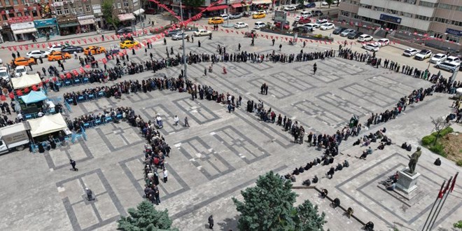 �cretsiz oldu�unu duyan ko�tu, saatler �ncesinden s�raya girdiler