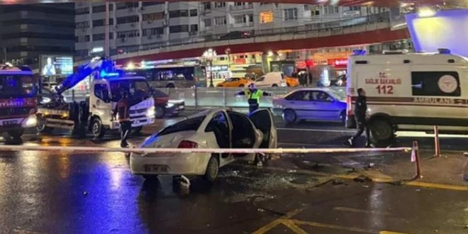 Kontrolden ��kan otomobil S�hhiye K�pr�s�'nden u�tu - Son Dakika Haber