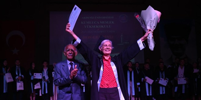 70 ya��ndaki anne diplomas�n� dekan o�lunun elinden ald�