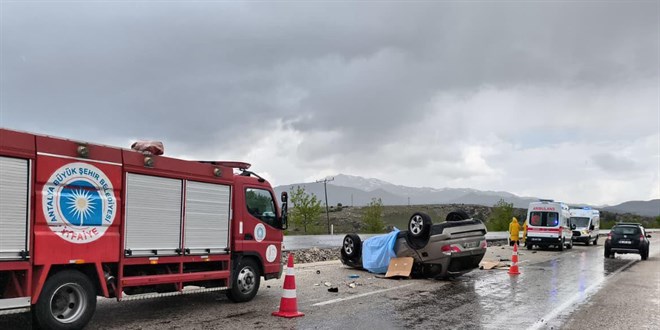 Antalya'da takla atan otomobildeki 2 ki�i �ld�