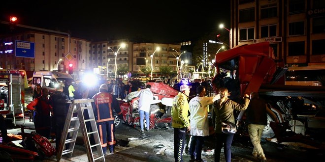 Giresun'da t�r�n iki otomobile �arpt��� kazada 5 ki�i �ld�
