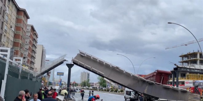 Ankara'da kamyonun �arpt��� �st ge�it y�k�ld�