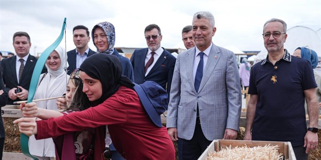 Bakan Bolat, torunlar�yla 8. Etnospor K�lt�r Festivali'ne kat�ld�