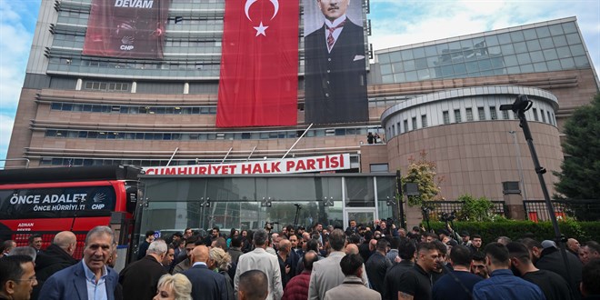 Polis tahliye i�in CHP Genel Merkezi'nde