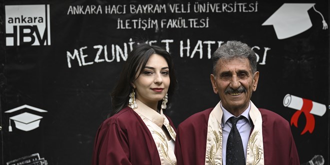 50 y�l sonra �niversiteye d�nen baba, k�z�yla birlikte mezun oldu