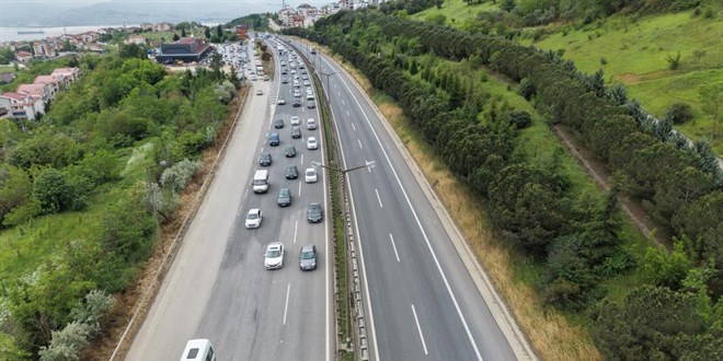 Tatilin ikinci g�n�nde TEM'de trafik yo�un ak�c� ilerliyor