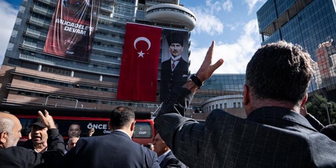 CHP Genel Merkezi'nde s�cak saatler: Yabanc� bas�n geli�meleri nas�l izliyor?