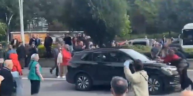 CHP Genel Merkezi �n�nde bir ara� kalabal���n aras�nda kad�na �arp�p ka�t�