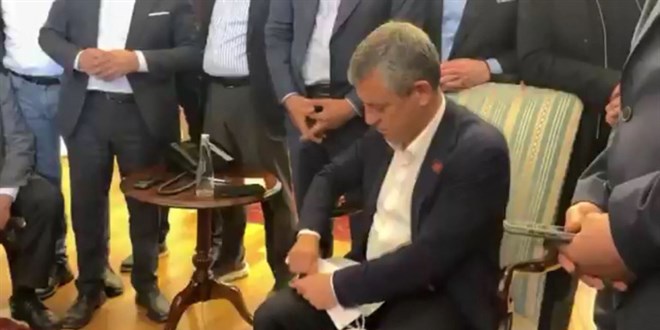 �zg�r �zel'den K�l��daro�lu'na mesaj: Koy masaya gelince okusun