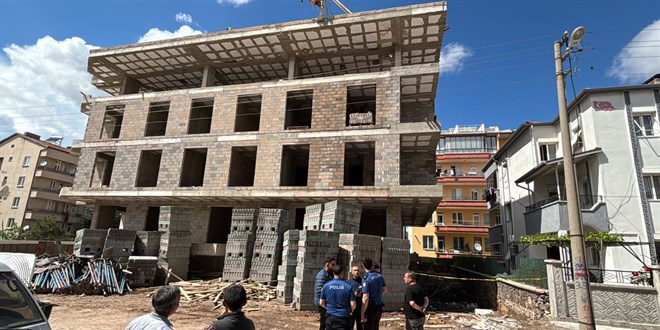 Aksaray'da in�aattan d��en i��i hayat�n� kaybetti