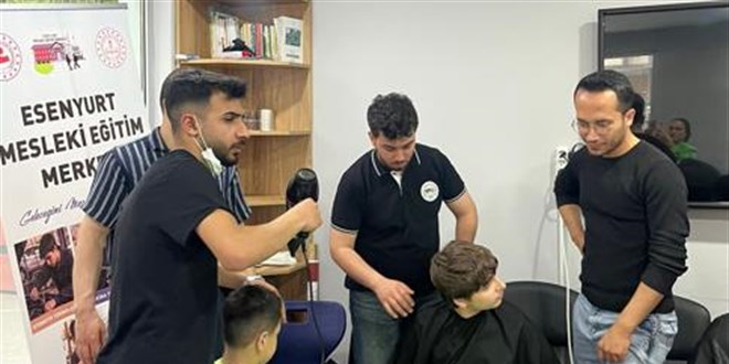 Mesleki e�itim ��rencilerinden �zel gereksinimli �ocuklara bayram �ncesi sa� bak�m�