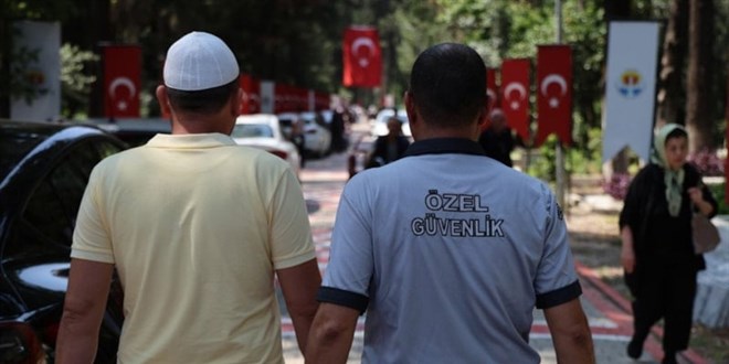 Adana'da 'Hocay�m' dedi, 'i��i' ��kt�: Duay� okuyamay�nca mezarl�ktan at�ld�